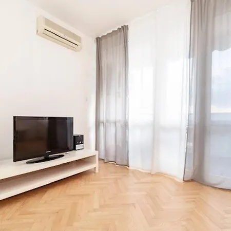 Sea View W/ 2bd 1bt Free Street Parking *
