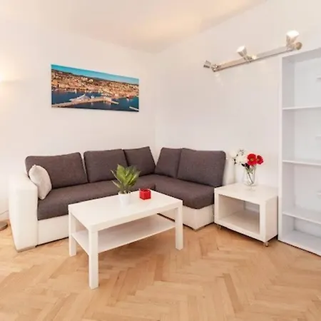 Sea View W/ 2bd 1bt Free Street Parking 아파트
