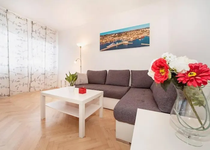Sea View W/ 2bd 1bt Free Street Parking 아파트 리예카