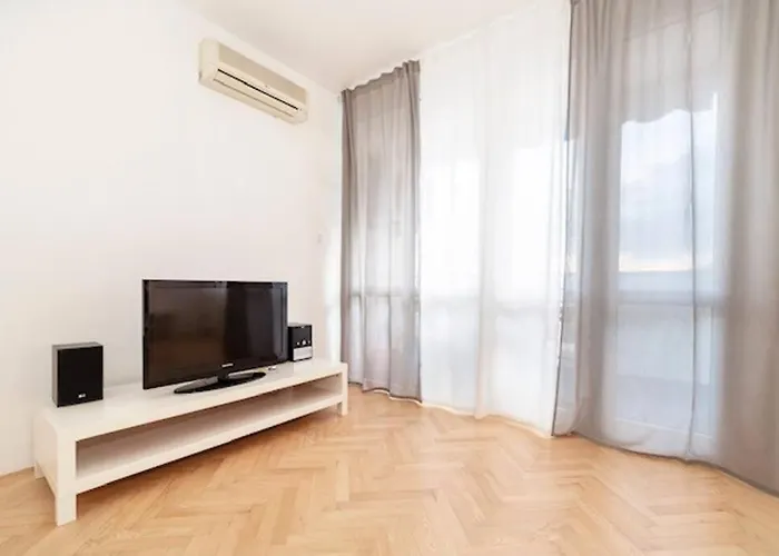 Sea View W/ 2bd 1bt Free Street Parking *