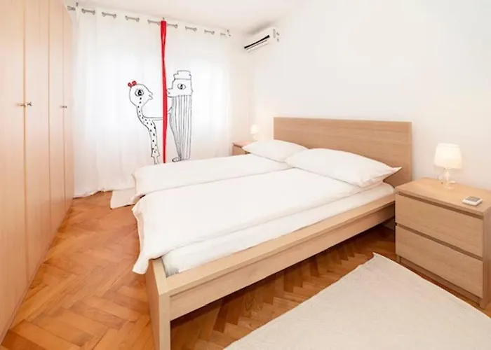 Sea View W/ 2bd 1bt Free Street Parking 리예카